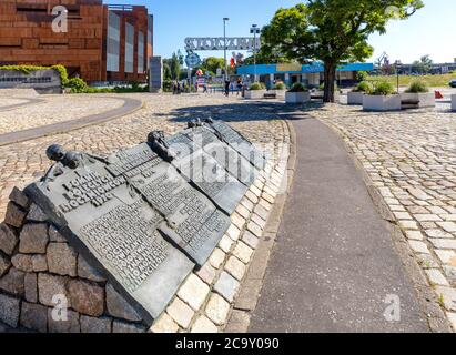 Danzig, Pommern / Polen - 2020/07/14: Denkmal für die gefallenen Werftarbeiter 1970 auf dem Solidarnosci-Platz vor dem Europäischen Solidaritätszentrum in Stockfoto