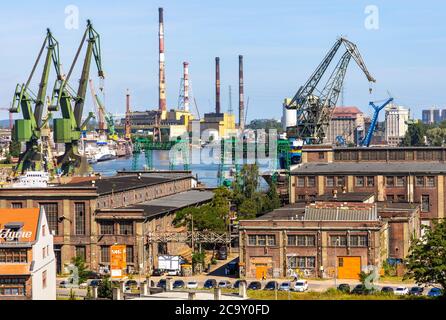 Danzig, Pommern / Polen - 2020/07/14: Panoramablick auf die industrielle Infrastruktur der Danziger Werft in der Nähe des Gebäudes des Europäischen Solidaritätszentrums Stockfoto