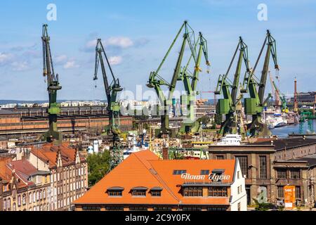 Danzig, Pommern / Polen - 2020/07/14: Panoramablick auf die industrielle Infrastruktur der Danziger Werft in der Nähe des Gebäudes des Europäischen Solidaritätszentrums Stockfoto