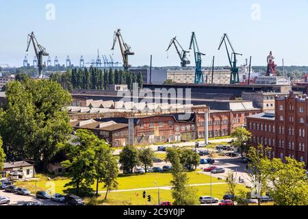 Danzig, Pommern / Polen - 2020/07/14: Panoramablick auf die industrielle Infrastruktur der Danziger Werft in der Nähe des Gebäudes des Europäischen Solidaritätszentrums Stockfoto