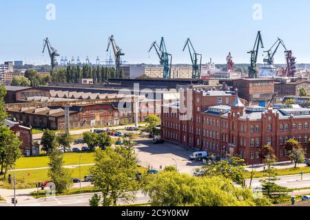 Danzig, Pommern / Polen - 2020/07/14: Panoramablick auf die industrielle Infrastruktur der Danziger Werft in der Nähe des Gebäudes des Europäischen Solidaritätszentrums Stockfoto