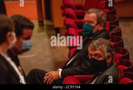 München, Deutschland. August 2020. Der ehemalige Bundeskanzler Gerhard Schröder (oben rechts) nimmt am Gasteig an der Trauerfeier der Stadt München für den ehemaligen SPD-Führer Hans-Jochen Vogel Teil und trägt einen Mund- und Nasenschutz. Münchens ehemaliger Bürgermeister und Ehrenbürger starb am 26. Juli im Alter von 94 Jahren. Kredit: Peter Kneffel/dpa/Alamy Live Nachrichten Stockfoto