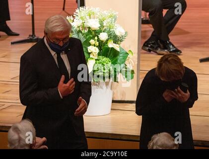 München, Deutschland. August 2020. Bundespräsident Frank-Walter Steinmeier (l.) und Frau Elke Büdenbender nehmen am Trauerdienst der Stadt München für den ehemaligen SPD-Vorsitzenden Hans-Jochen Vogel am Gasteig Teil und tragen Mundnasenschutz. Münchens ehemaliger Bürgermeister und Ehrenbürger starb am 26. Juli im Alter von 94 Jahren. Kredit: Peter Kneffel/dpa/Alamy Live Nachrichten Stockfoto