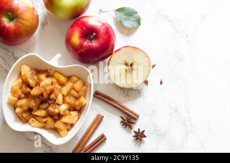 Äpfel, Zimt und klobige Apfelsorten auf weißem Hintergrund Stockfoto