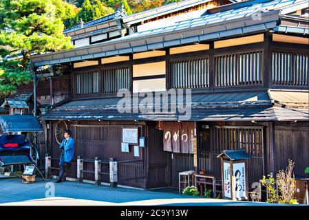 Restaurant in der Handelsstraße in Sanmachi Suji Gegend, viele Touristen, Geschäfte und Restaurants, Takayama, Japan Stockfoto