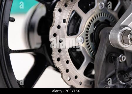 Motorrad-Metallscheibenbremse. Moderne Motorradbremsung Stockfoto
