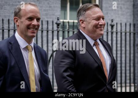 US-Außenminister Mike Pompeo verlässt die Downing Street 10 mit dem britischen Außenminister Dominic Raab, London, Großbritannien Stockfoto