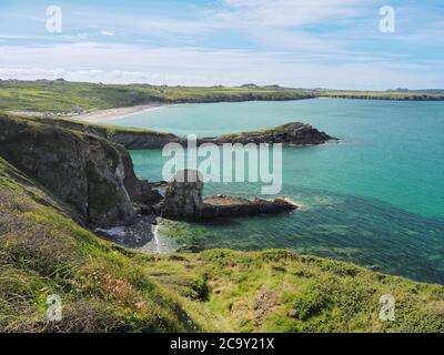Blick vom Pfad auf die St Davids Peninsula über Whitesands Bay, Pembrokeshire, Wales Stockfoto