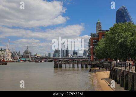 Panoramablick über die Themse und Oxo Wharf in Richtung St. Paul's und der City of London im Sommer, London, England Stockfoto