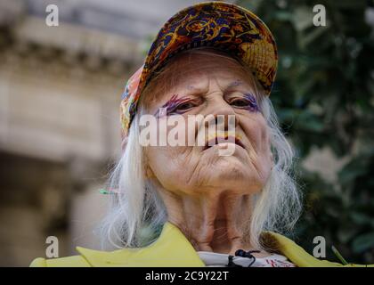 Dame Vivienne Westwood, britische Modedesignerin während ihres Protestes "Ich bin Julian Assange" vor dem Old Bailey Central Criminal Court London, Großbritannien Stockfoto