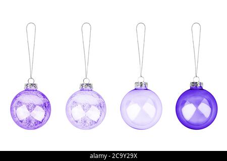 Lila Сhristmas Baumdekorationen Set weißen Hintergrund isoliert Nahaufnahme, violett transparent Glaskugeln hängen auf Faden Sammlung, glänzende Kugeln Stockfoto