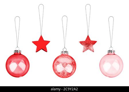 Rote Сhristmas Baumdekorationen auf weißem Hintergrund isoliert Nahaufnahme gesetzt, Glaskugeln & Metall Sterne hängen an Thread Sammlung, glänzende Kugeln Stockfoto