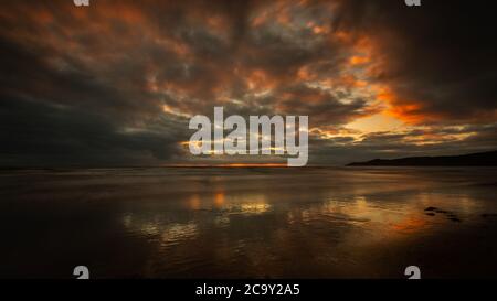 Küstenbild in Woolacombe North Devon Sommer 2020 bei Sonnenuntergang Stockfoto