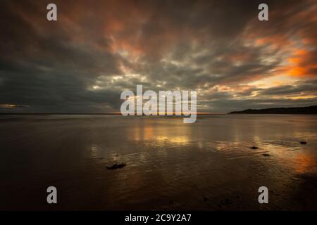 Küstenbild in Woolacombe North Devon Sommer 2020 bei Sonnenuntergang Stockfoto