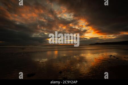 Küstenbild in Woolacombe North Devon Sommer 2020 bei Sonnenuntergang Stockfoto