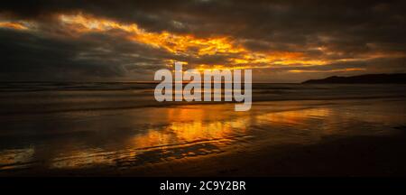 Küstenbild in Woolacombe North Devon Sommer 2020 bei Sonnenuntergang Stockfoto