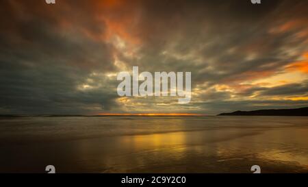 Küstenbild in Woolacombe North Devon Sommer 2020 bei Sonnenuntergang Stockfoto