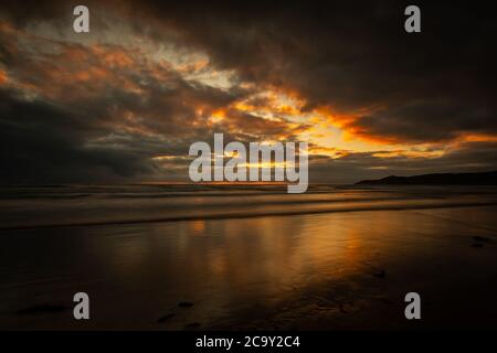 Küstenbild in Woolacombe North Devon Sommer 2020 bei Sonnenuntergang Stockfoto