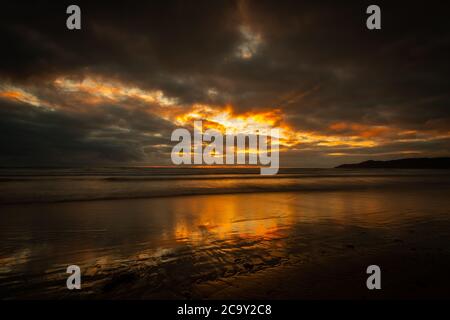 Küstenbild in Woolacombe North Devon Sommer 2020 bei Sonnenuntergang Stockfoto