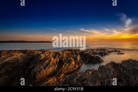 Küstenbild in Woolacombe North Devon Sommer 2020 bei Sonnenuntergang Stockfoto