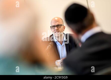 Berlin, Deutschland. August 2020. Samuel Salzborn, Ansprechpartner für Antisemitismus des Landes Berlin, spricht bei einer Pressekonferenz. Quelle: Britta Pedersen/dpa-Zentralbild/dpa/Alamy Live News Stockfoto