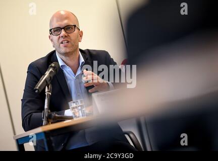 Berlin, Deutschland. August 2020. Samuel Salzborn, Ansprechpartner für Antisemitismus des Landes Berlin, spricht bei einer Pressekonferenz. Quelle: Britta Pedersen/dpa-Zentralbild/dpa/Alamy Live News Stockfoto