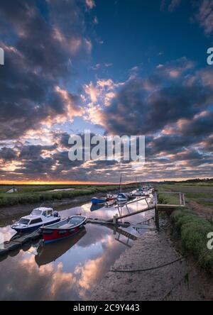 Sonnenaufgang am Morston Creek in Norfolk. Stockfoto