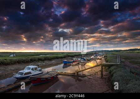 Sonnenaufgang am Morston Creek in Norfolk. Stockfoto