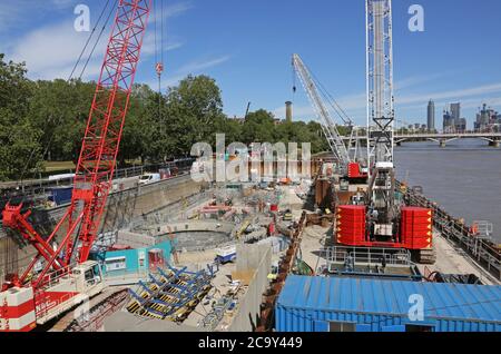 Die Thames Tideway-Kanalbaustelle am Chelsea Embankment, London. Zeigt den Stahlkaffee und Betonschächte zum Haupttunnel 50m darunter. Stockfoto