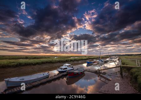 Sonnenaufgang am Morston Creek in Norfolk. Stockfoto