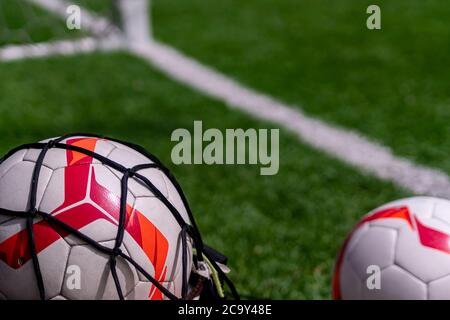 Fußballbälle auf einem Pich. Fußball-Hintergrund mit Kopierbereich. Stockfoto