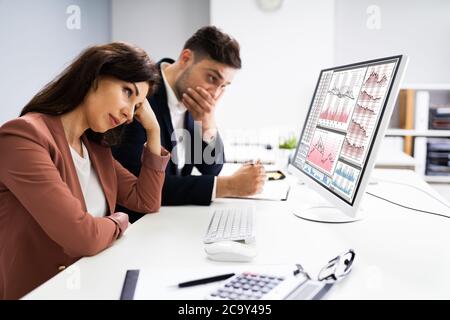 Geschäftsmann, Der Sich Audit-Daten Und Finanzielle Verluste Ansieht. Lagerbestand Ist Ausgefallen Stockfoto