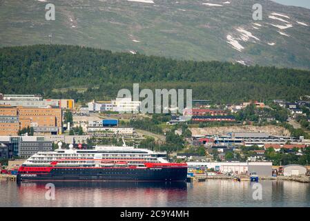 03. August 2020, Norwegen, Tromsø: Hurtigrutens Kreuzfahrtschiff Roald Amundsen auf dem Kai in Tromsø wegen einer Corona-Abbremse an Bord Stockfoto