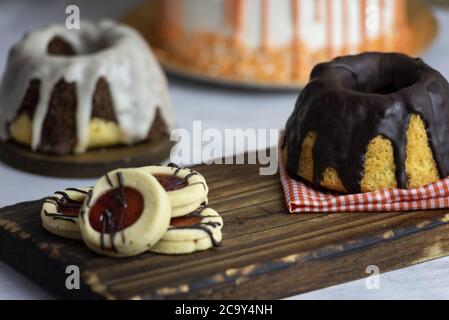 Nahaufnahme von einem Kuchen tropft mit geschmolzener Schokolade mit Süße Kekse mit Schokolade beträufelt Stockfoto