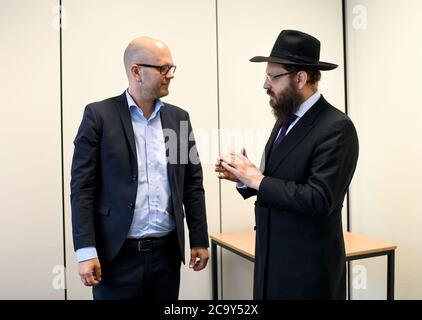 Berlin, Deutschland. August 2020. Samuel Salzborn (l.), Ansprechpartner für Antisemitismus des Landes Berlin, spricht mit Rabbi Yehuda Teichtal. Quelle: Britta Pedersen/dpa-Zentralbild/dpa/Alamy Live News Stockfoto