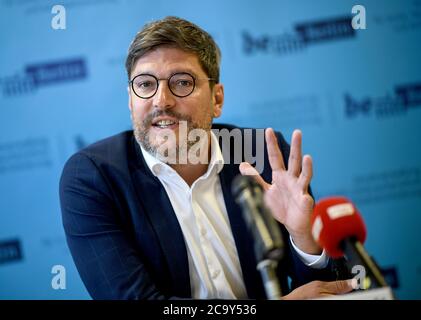 Berlin, Deutschland. August 2020. Dirk Behrendt (Bündnis 90/die Grünen), Senator der Justiz des Landes Berlin, spricht auf einer Pressekonferenz. Quelle: Britta Pedersen/dpa-Zentralbild/dpa/Alamy Live News Stockfoto