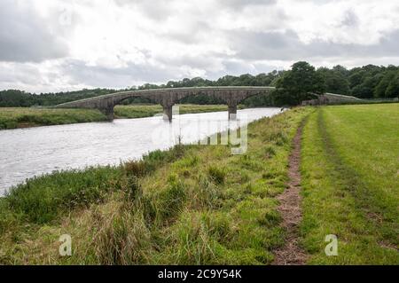 In ganz Großbritannien - EIN prächtiges Aquädukt aus den 1880er Jahren, das den River Ribble bei Hurst Green überquert. Stockfoto