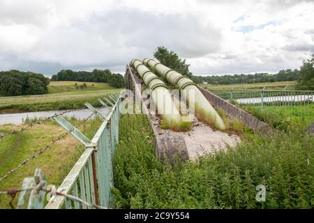 In ganz Großbritannien - EIN prächtiges Aquädukt aus den 1880er Jahren, das den River Ribble bei Hurst Green überquert. Stockfoto