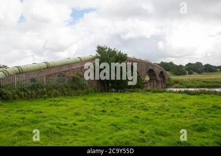 In ganz Großbritannien - EIN prächtiges Aquädukt aus den 1880er Jahren, das den River Ribble bei Hurst Green überquert. Stockfoto