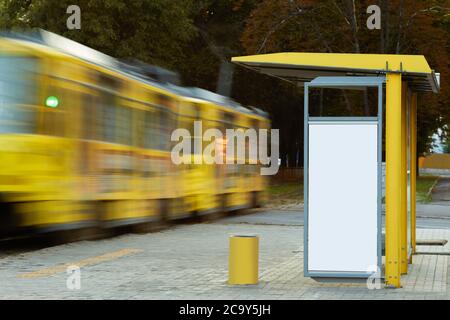 Leere Plakatwand an der Straßenbahnhaltestelle. Weißes vertikales Modell auf der Bushaltestelle. Außenwerbung Stockfoto