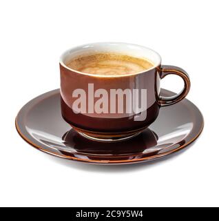 Braune antike Tasse schaumigen Kaffee isoliert auf weiß. Stockfoto