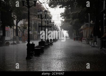 Rjasan, Russland. 2. August 2020 Blick auf Pochtovaya Straße, beliebte Touristenstraße in der Innenstadt von Rjasan Stadt bei starkem Regen, Russland Stockfoto