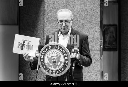 New York, Usa. August 2020. US-Senator Chuck Schumer informiert die Medien über die Verhandlungen über das COVID-19-Hilfsgesetz außerhalb seines Büros in Manhattan. Senator erklärte, dass zwischen Demokraten und Republikanern Fortschritte erzielt wurden, sagt aber, dass wichtige Fragen ungelöst blieben. (Foto von Lev Radin/Pacific Press) Quelle: Pacific Press Media Production Corp./Alamy Live News Stockfoto