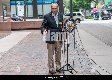 New York, Usa. August 2020. US-Senator Chuck Schumer informiert die Medien über die Verhandlungen über das COVID-19-Hilfsgesetz außerhalb seines Büros in Manhattan. Senator erklärte, dass zwischen Demokraten und Republikanern Fortschritte erzielt wurden, sagt aber, dass wichtige Fragen ungelöst blieben. (Foto von Lev Radin/Pacific Press) Quelle: Pacific Press Media Production Corp./Alamy Live News Stockfoto