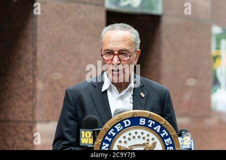 New York, Usa. August 2020. US-Senator Chuck Schumer informiert die Medien über die Verhandlungen über das COVID-19-Hilfsgesetz außerhalb seines Büros in Manhattan. Senator erklärte, dass zwischen Demokraten und Republikanern Fortschritte erzielt wurden, sagt aber, dass wichtige Fragen ungelöst blieben. (Foto von Lev Radin/Pacific Press) Quelle: Pacific Press Media Production Corp./Alamy Live News Stockfoto