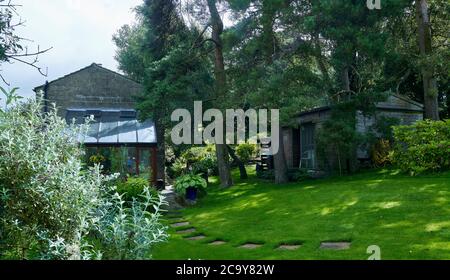 Traditionelle Moorlandschaft Stein gebaut Dales Ferienhaus im August Sommersonne. Stockfoto