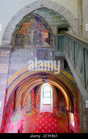 Zahlreiche Fresken aus dem 11. Und 12. Jahrhundert schmücken die Wände des Narthexes in der Abteikirche Notre-Dame in Payerne, Kanton Waadt, Stockfoto