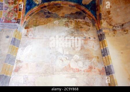 Zahlreiche Fresken aus dem 11. Und 12. Jahrhundert schmücken die Wände des Narthexes in der Abteikirche Notre-Dame in Payerne, Kanton Waadt, Stockfoto