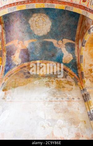 Zahlreiche Fresken aus dem 11. Und 12. Jahrhundert schmücken die Wände des Narthexes in der Abteikirche Notre-Dame in Payerne, Kanton Waadt, Stockfoto