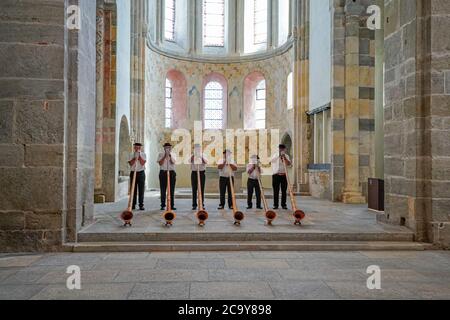 Schweizer Alphornspieler geben am Schweizer Nationalfeiertag ein Konzert in der Abteikirche Notre-Dame in Payerne, Kanton Waadt, Schweiz. Stockfoto